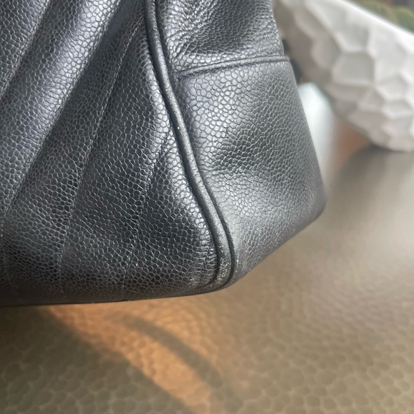 Chanel medallion caviar v stitch chevron tote - Picture 6 of 12